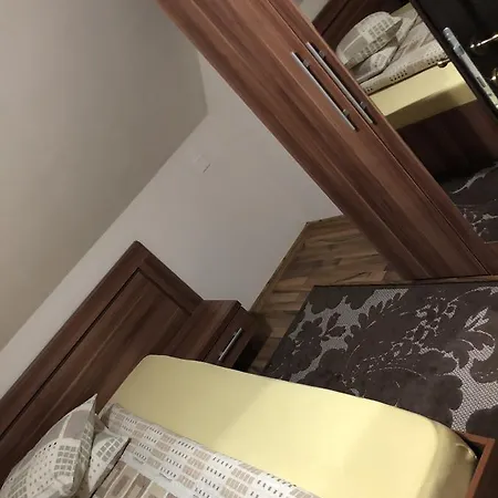 Suvenirurilor בית הארחה סקרישוארה